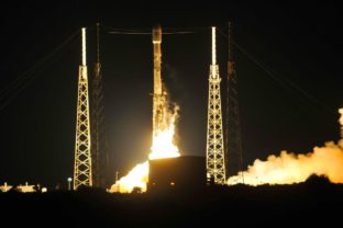 Prvý stupeň rakety Falcon 9 sa tretíkrát úspešne vrátil na Zem