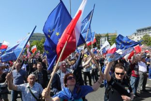 Tisícky Poliakov vyšli do ulíc, protestovali proti vláde