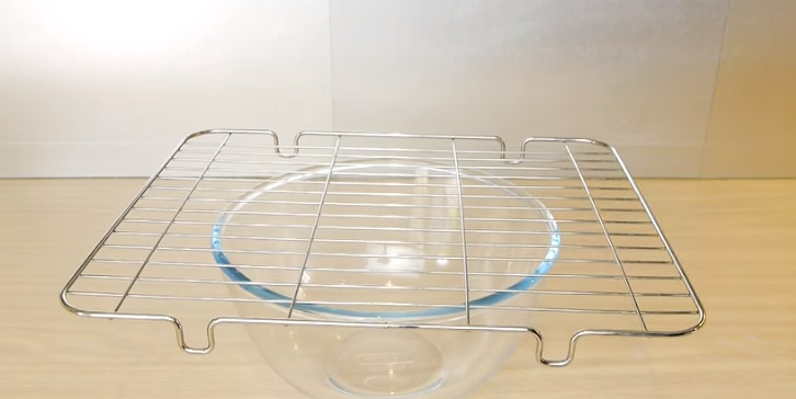 Video: Chlapík na misku položil mriežku a geniálne ju použil