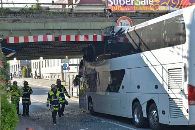 Zaseknuty autobus v nemecku.jpg