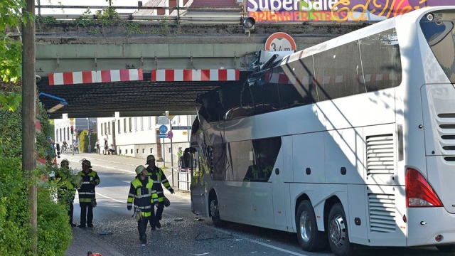 Zaseknuty autobus v nemecku.jpg