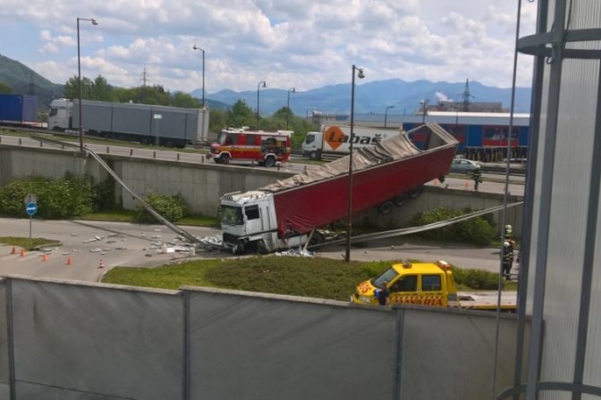 Zilna nehoda kamionu 5.jpg