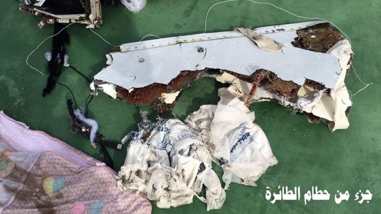 Zverejnili prvé zábery trosiek havarovaného airbusu EgyptAir