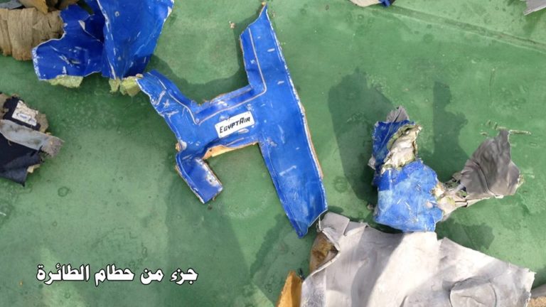 Zverejnili prvé zábery trosiek havarovaného airbusu EgyptAir