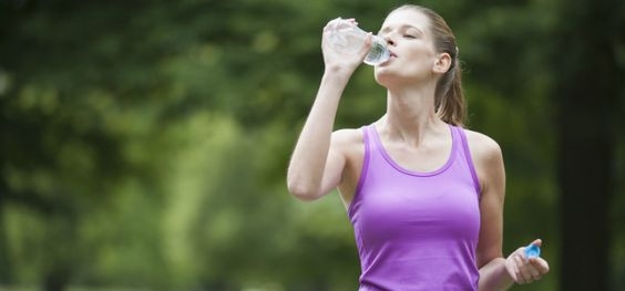 8 varovných signálov, že pijete cez deň málo vody