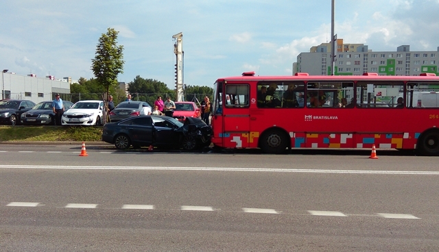 Autobus MHD v Bratislave sa zrazil s autom