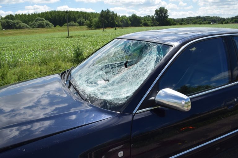 Cestára zrazilo auto, skončil s vážnymi zraneniami