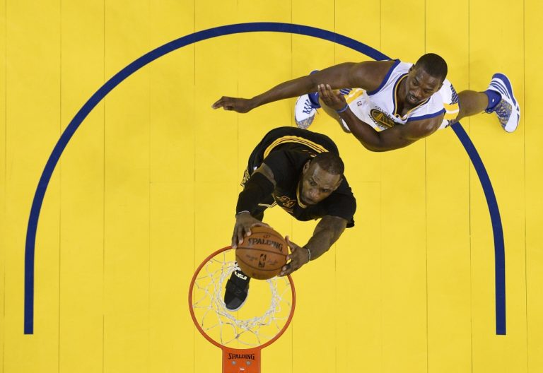 Cleveland s nožom na krku zvíťazil, predĺžil finále NBA