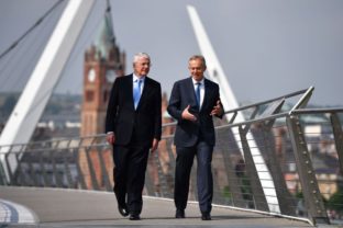 Expremiéri John Major a Tony Blair varujú pred Brexitom