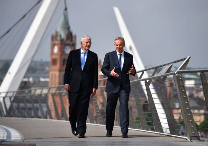 Expremiéri John Major a Tony Blair varujú pred Brexitom