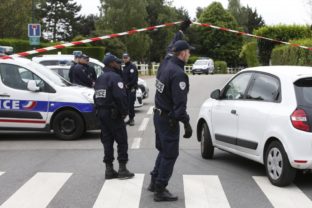 Islamista dobodal policajta s manželkou, kričal Alláhu akbar