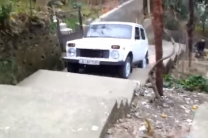 Lada niva 4x4 v arocnom terene.png