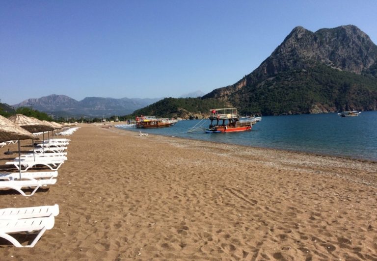 Lesný požiar ohrozuje turecké letovisko, turistov evakuovali