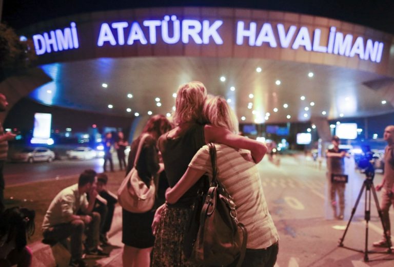 Na Atatürkovom letisku v Istanbule útočili teroristi
