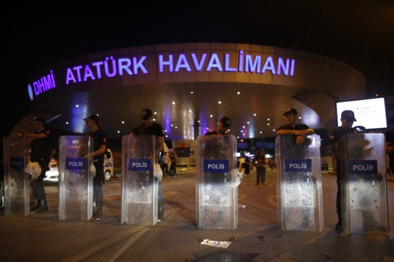 Na Atatürkovom letisku v Istanbule útočili teroristi