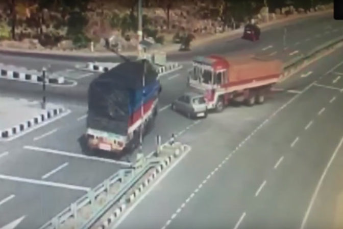 Nakladiak zlisoval osobne auto o kamion iduci v protismere.png