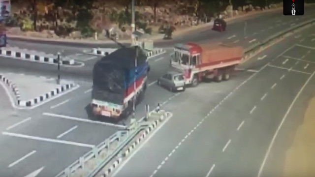 Nakladiak zlisoval osobne auto o kamion iduci v protismere.png