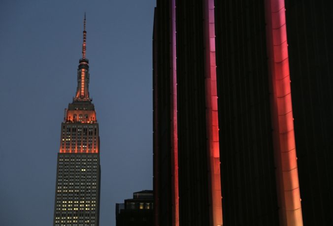 Po streľbe v Orlande sa Empire State Building ponorila do tmy