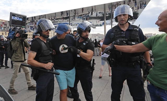 Polícia musela zasiahnuť proti anglickým a ruským výtržníkom