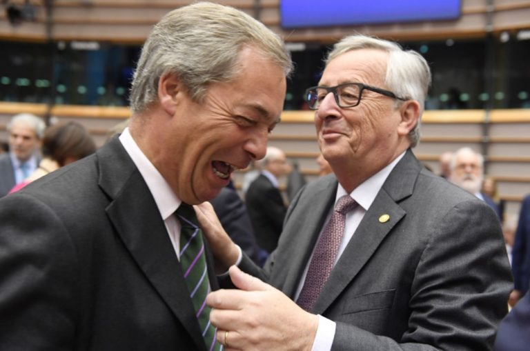 Prečo ste ešte tu? Podpichoval Juncker Faragea