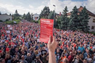 Pred Ficovým bytom sa zišli davy ľudí na protest proti Kaliňákovi