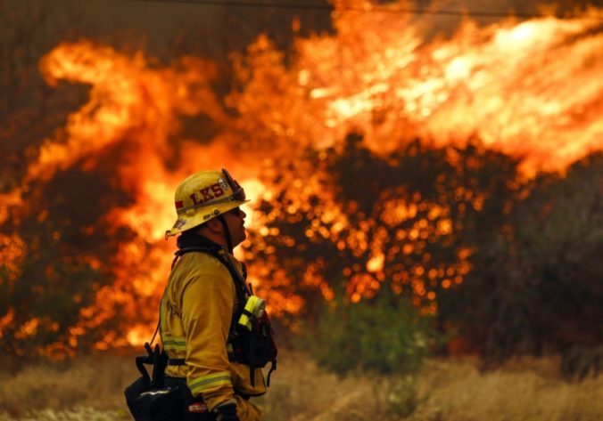 Pred lesnými požiarmi v Kalifornii ušli stovky ľudí