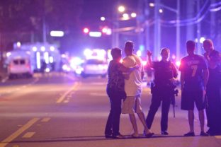 Pri streľbe v nočnom klube na Floride zomrelo 20 ľudí