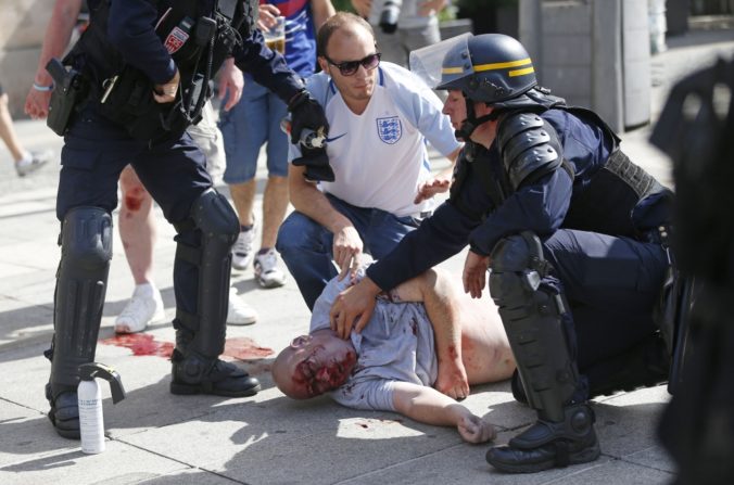 Pri stretoch v Marseille a Nice sa zranili desiatky ľudí