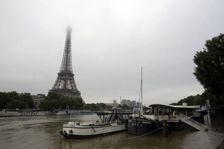 Seina v Paríži naďalej stúpa