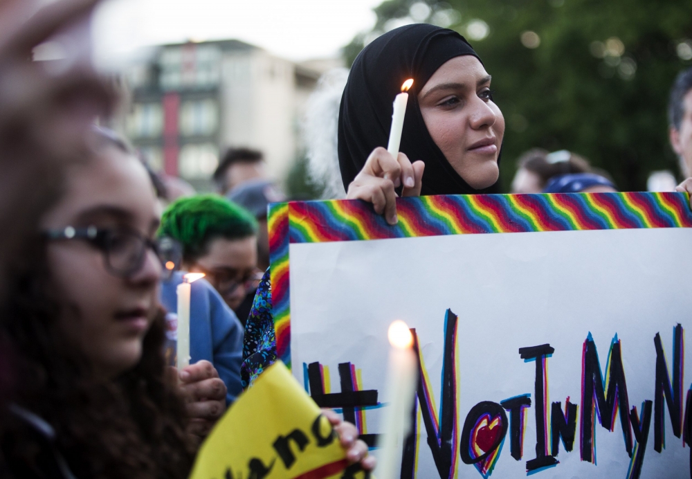 Šialenec zastrelil v gay klube na Floride 50 ľudí