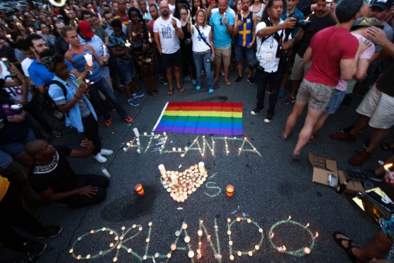 Šialenec zastrelil v gay klube na Floride 50 ľudí