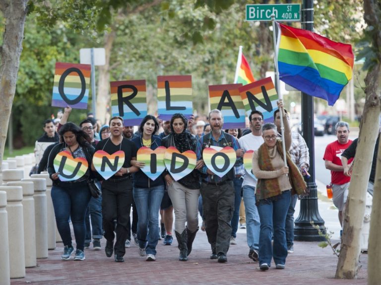 Šialenec zastrelil v gay klube na Floride 50 ľudí