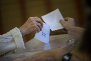 Španieli hlasujú v predčasných voľbách, majú ukončiť krízu