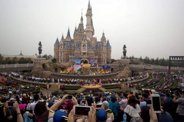 Spoločnosť Walta Disneyho otvorila prvý zábavný park v Číne