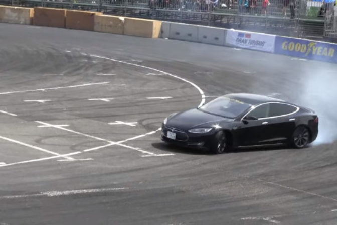 Tesla driftuje.png