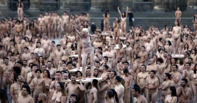 Tisíce nahých Kolumbijčanov pózovali pre fotografiu