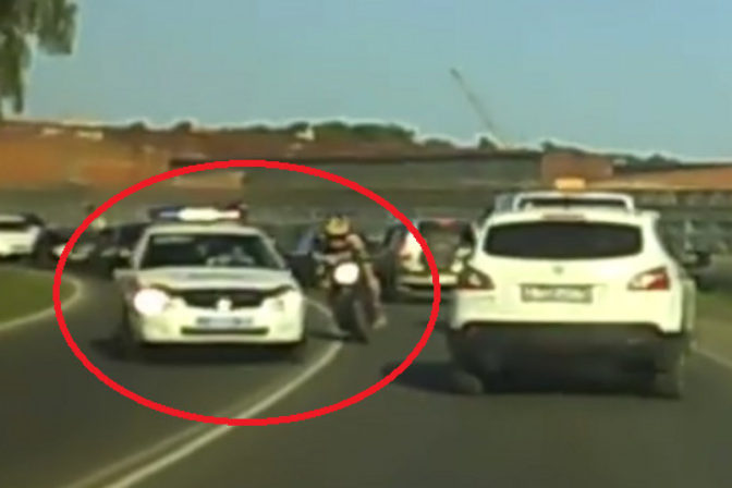 Unikajuci motorkar v rusku.png