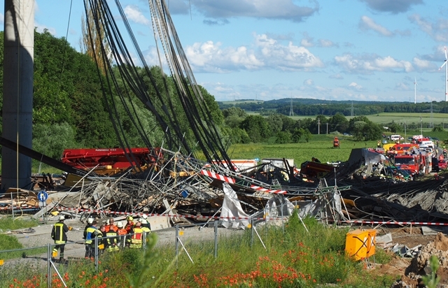 V Nemecku sa zrútil diaľničný most, dvaja ľudia zahynuli
