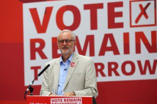 Vodca britských labouristov predstavil novú tieňovú vládu