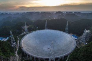 Čínski vedci dokončili najväčší rádioteleskop na svete