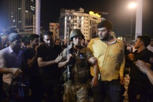 Frakcia armády sa v Turecku pokúsila o štátny prevrat