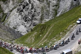 Froome sa v Pyrenejách dostal do žltého dresu