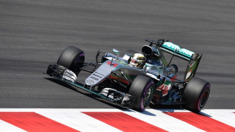 Hamilton víťazom kvalifikácie v Rakúsku