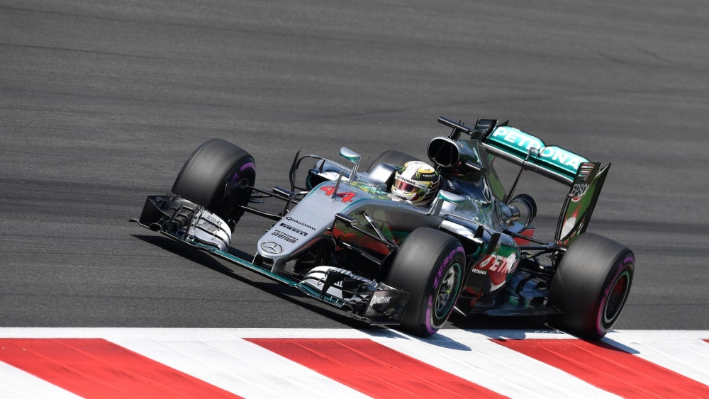 Hamilton víťazom kvalifikácie v Rakúsku