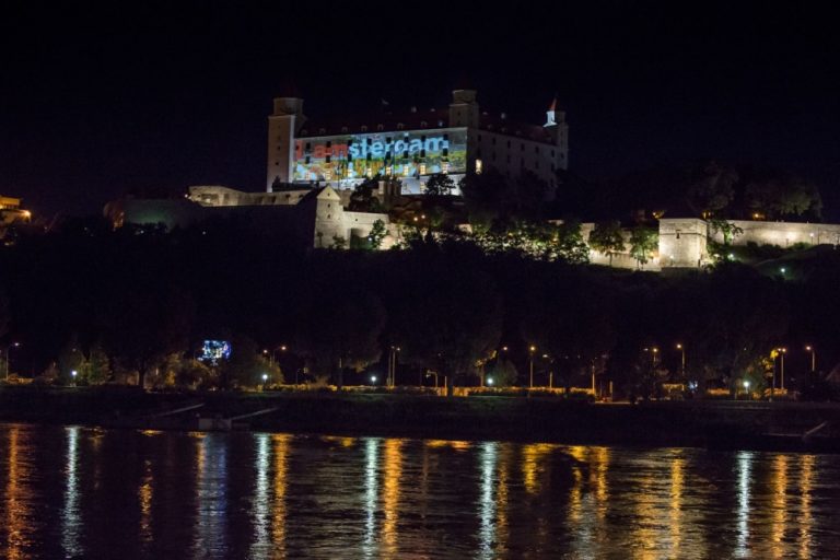 K štartu predsedníctva Slovenska v EÚ nasvietili Bratislavský hrad