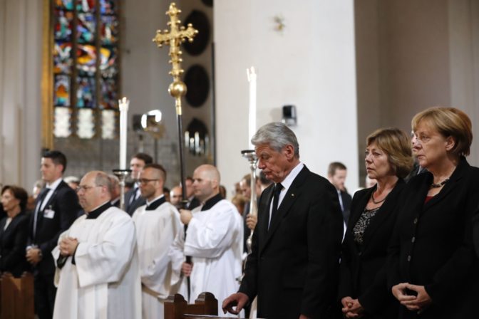 Mníchov sa lúčil s obeťami teroru, prišiel Gauck i Merkelová