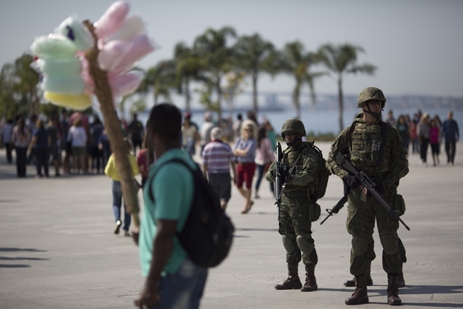 Na bezpečnosť v Riu dohliadajú vojaci i obrnené vozidlá