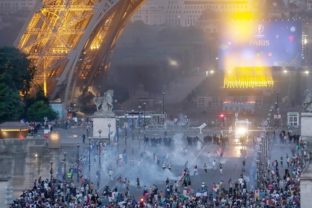 Parížska polícia použila počas finále slzotvorný plyn