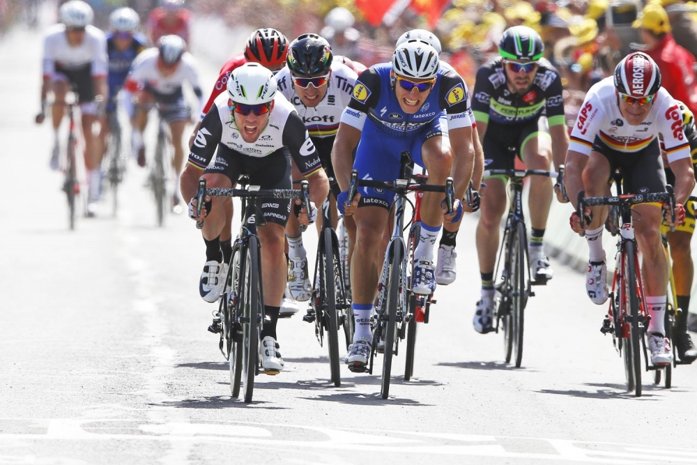 Peter Sagan začal Tour de France tretím miestom, špurt poznačil pád