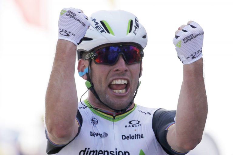 Peter Sagan začal Tour de France tretím miestom, špurt poznačil pád
